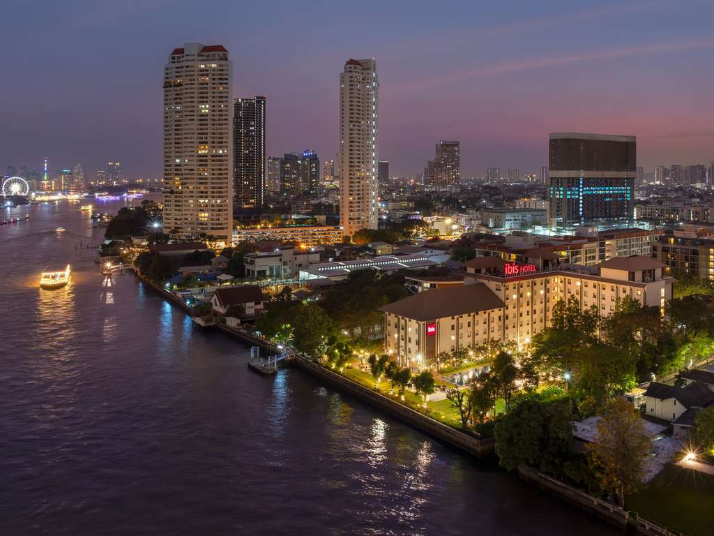 ibis Bangkok Riverside beside the Chao Phraya at dusk